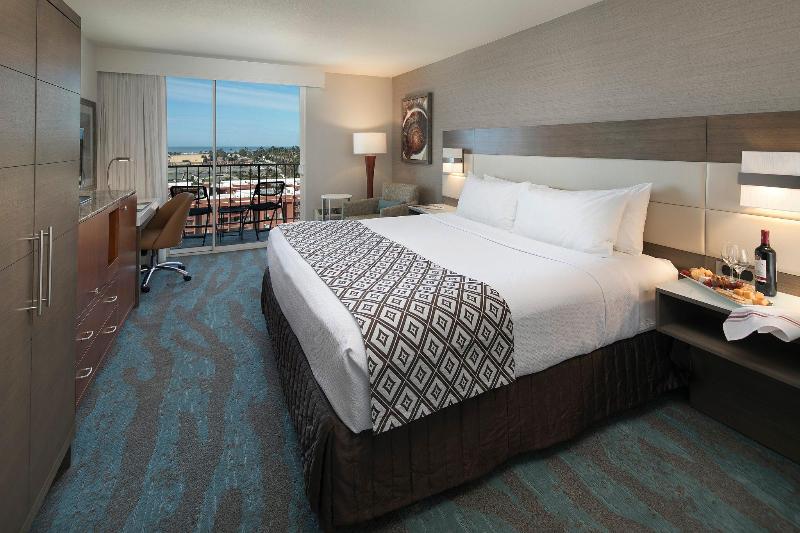 キングサイズベッドのスタンダードルーム, Crowne Plaza Ventura Beach, An Ihg