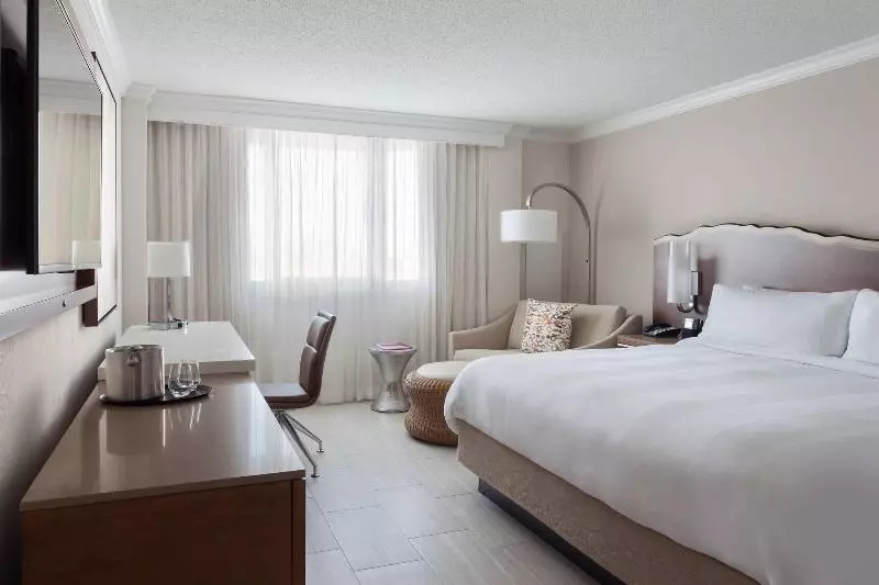 キングサイズベッドのスイートルーム, Fort Lauderdale Marriott Harbor Beach Resort & Spa