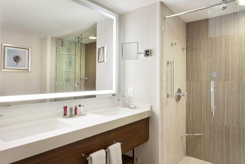 带大床的套房, Fort Lauderdale Marriott Harbor Beach Resort & Spa