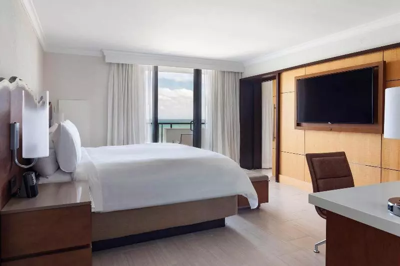 キングサイズベッドのスイートルーム, Fort Lauderdale Marriott Harbor Beach Resort & Spa