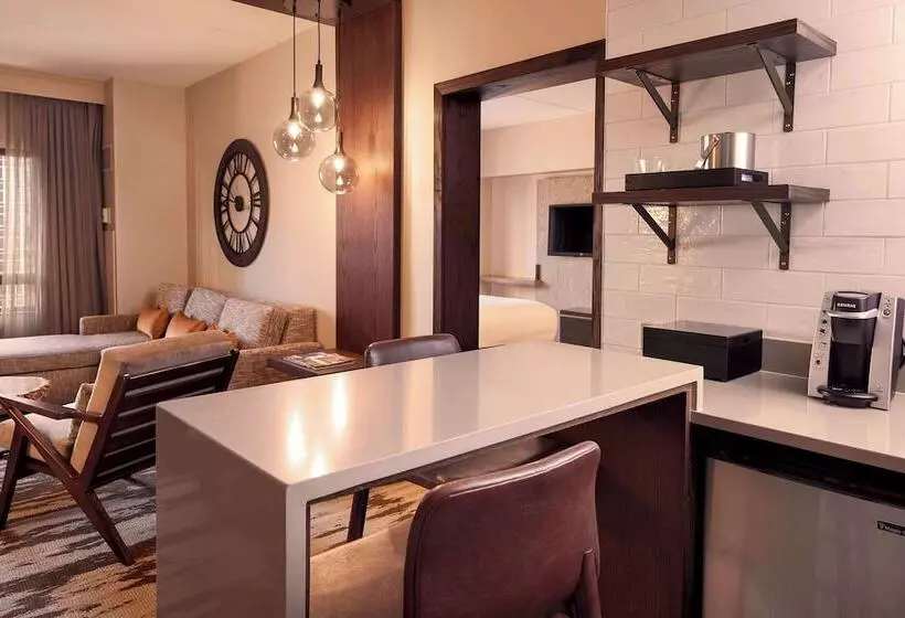 سوئیت با تخت بزرگ, Hilton Denver City Center