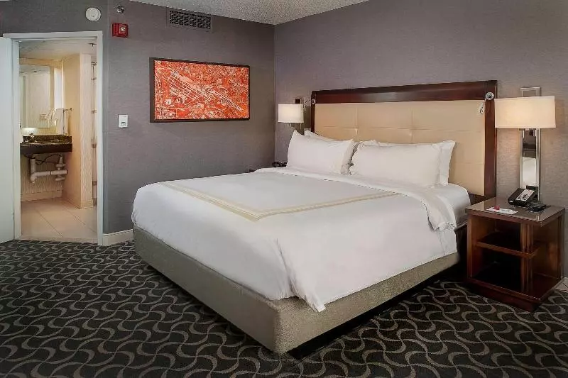 اتاق استاندارد با تخت بزرگ, Marriott St. Louis Airport