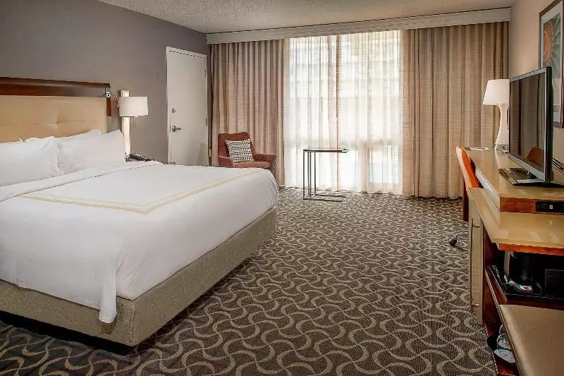 اتاق استاندارد با تخت بزرگ, Marriott St. Louis Airport