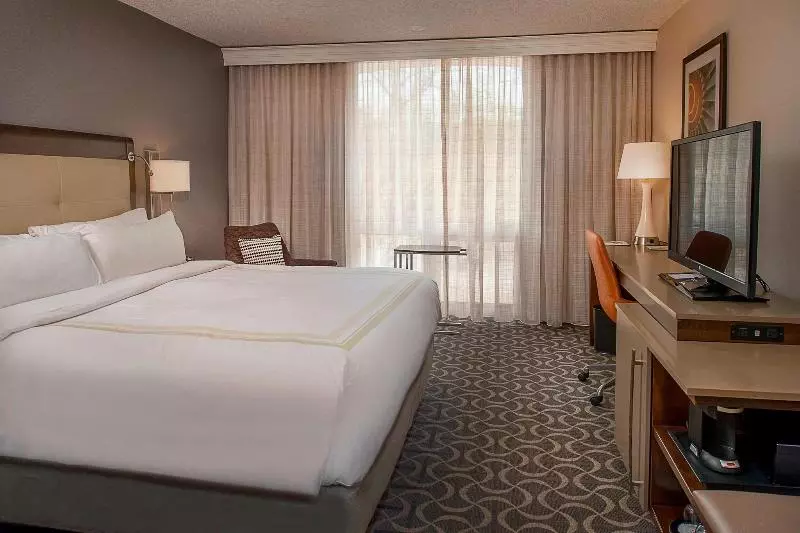 اتاق استاندارد با تخت بزرگ, Marriott St. Louis Airport