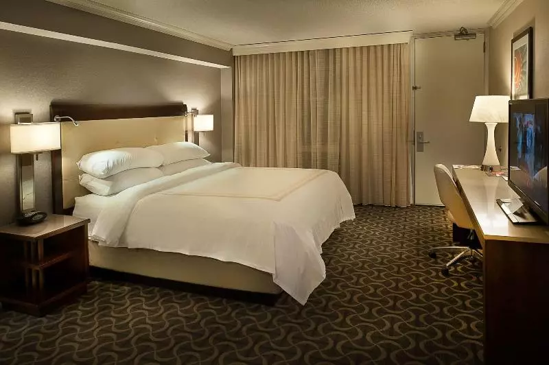 اتاق استاندارد با تخت بزرگ, Marriott St. Louis Airport