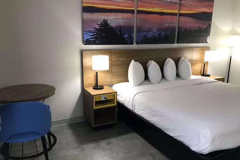 キングサイズベッドのスタンダードルーム, Days Inn By Wyndham Rawlins
