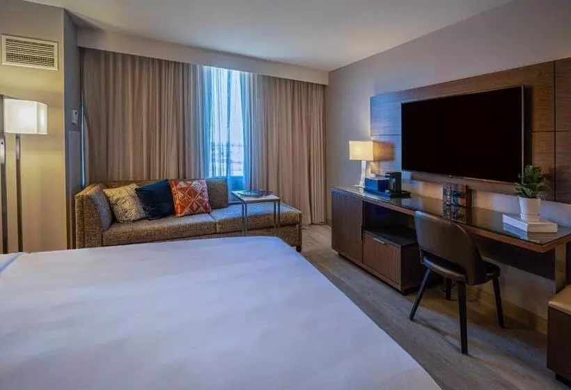 اتاق استاندارد با تخت بزرگ, Wichita Marriott