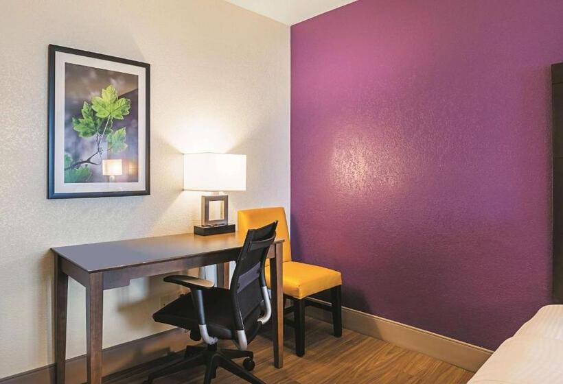 스탠다드 룸 킹사이즈 침대, Wingate By Wyndham Galveston East Beach