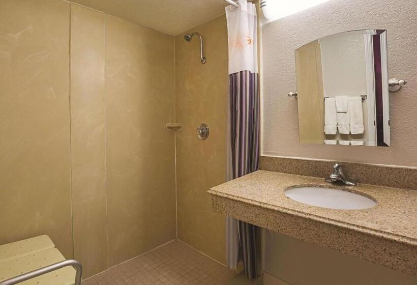 장애인을 위한 스탠다드 룸, Wingate By Wyndham Galveston East Beach