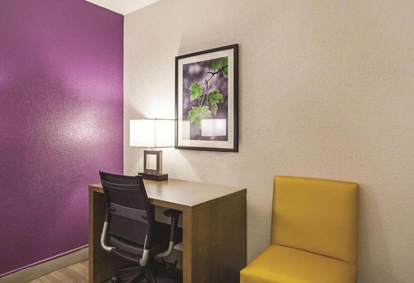 이그제큐티브 스위트 킹침대, Wingate By Wyndham Galveston East Beach