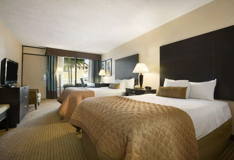 חדר סטנדרט שתי מיטות זוגיות, Wyndham Garden Lake Guntersville