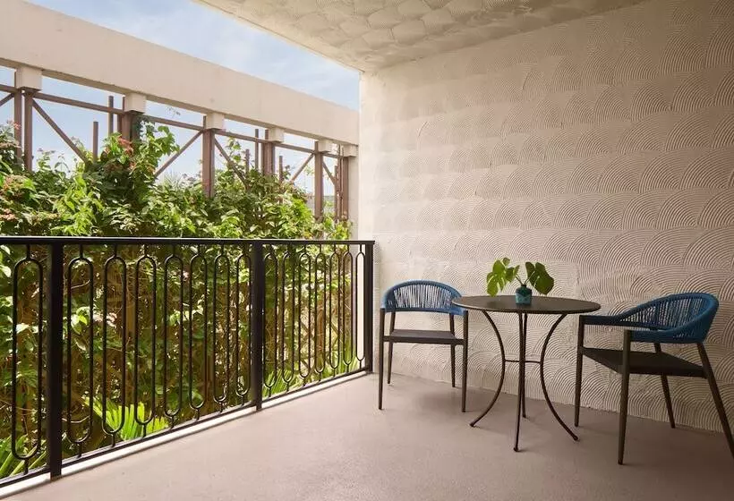 سوئیت برای معلولان, Mayfair House Hotel & Garden