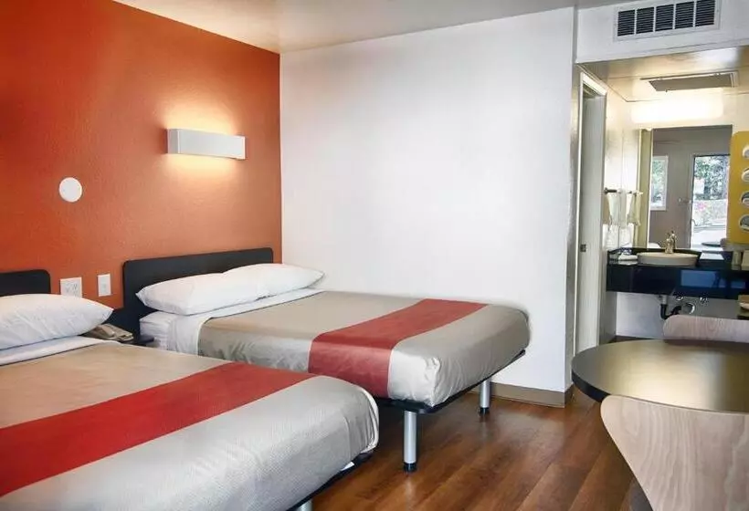 اتاق پریمیوم چهارنفره, Motel 6 Mammoth Lakes, Ca