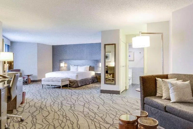 キングサイズベッドのスイートルーム, Doubletree By Hilton Hotel Racine Harbourwalk