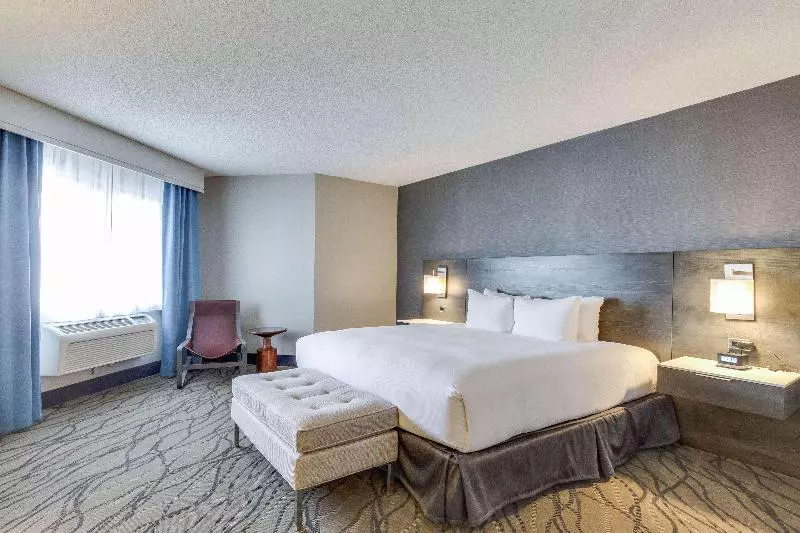 キングサイズベッドのスイートルーム, Doubletree By Hilton Hotel Racine Harbourwalk