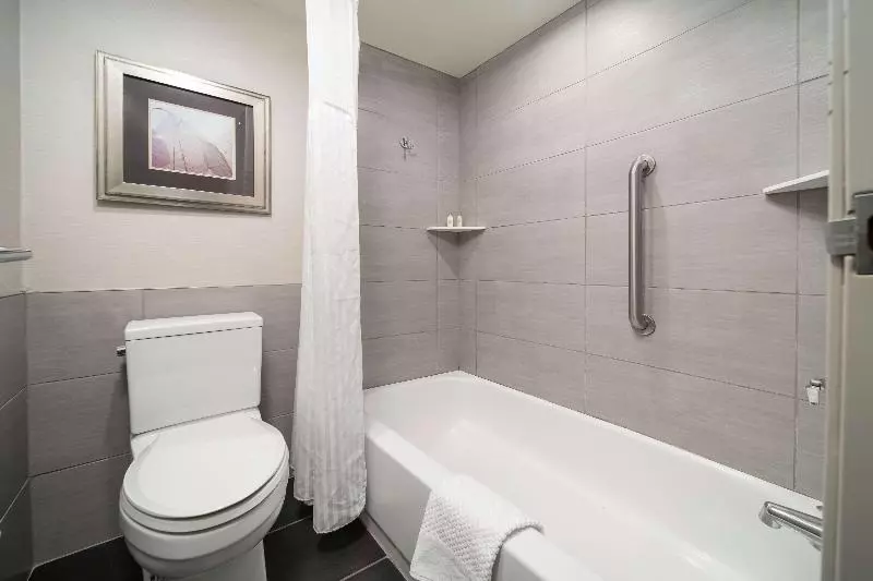 キングサイズベッドのスイートルーム, Doubletree By Hilton Hotel Racine Harbourwalk