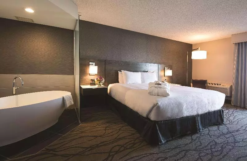 キングサイズベッドのスタンダードルーム, Doubletree By Hilton Hotel Racine Harbourwalk