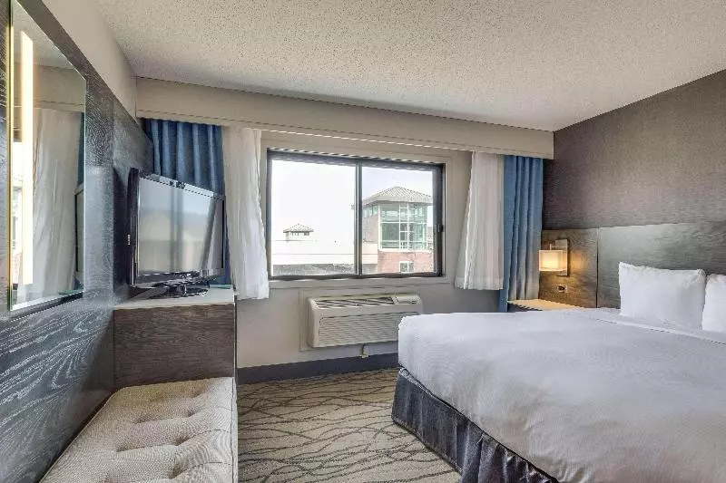 キングサイズベッドのジュニアスイート, Doubletree By Hilton Hotel Racine Harbourwalk
