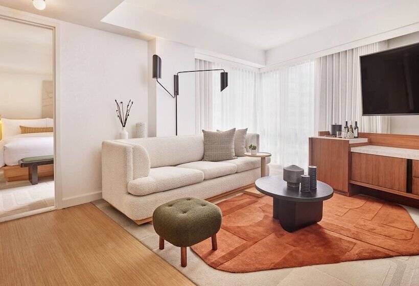 جناح ديلوكس, The Jay, Autograph Collection