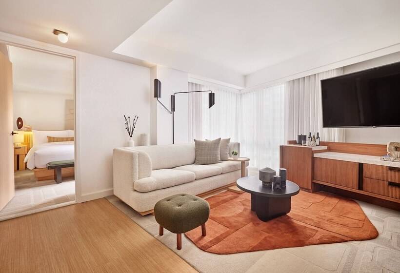 جناح ديلوكس, The Jay, Autograph Collection