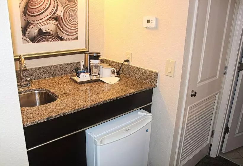 سوییت با چشم‌انداز دریا, Radisson Suite Hotel Oceanfront