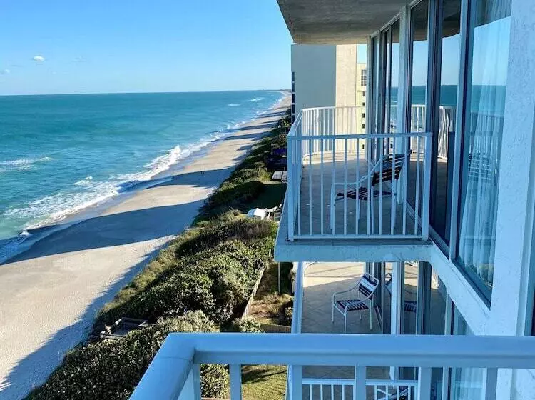 سوئیت پریمیوم با چشم‌انداز دریا, Radisson Suite Hotel Oceanfront