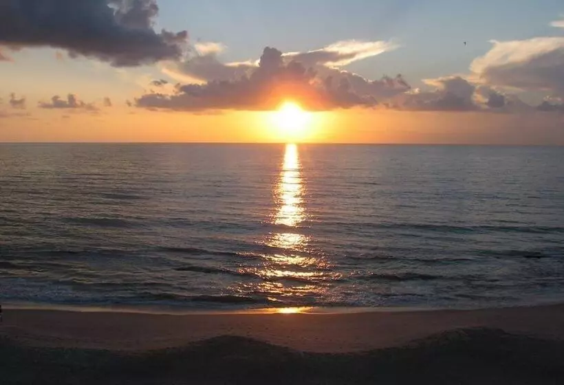 سوییت خانوادگی, Radisson Suite Hotel Oceanfront