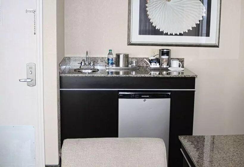 استودیوی پریمیوم, Radisson Suite Hotel Oceanfront
