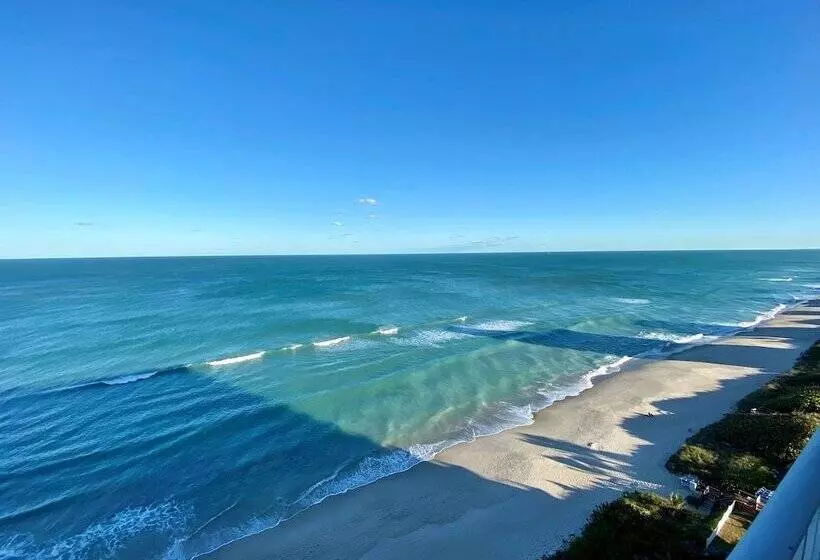 استودیوی پریمیوم, Radisson Suite Hotel Oceanfront