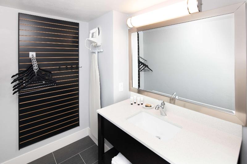 اتاق استاندارد با تخت بزرگ, Red Lion Inn & Suites Tucson Downtown