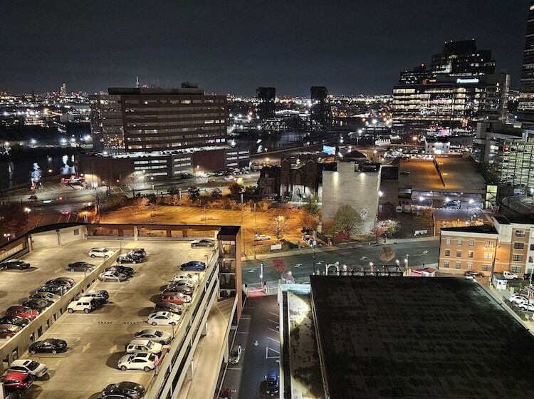 スタンダードルーム, Robert Treat