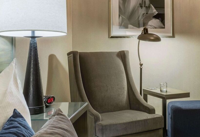 スタンダードルーム, Robert Treat