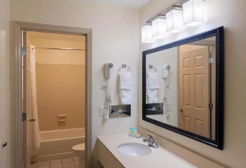 キングサイズベッドのデラックススイート, Cottonwood Suites Savannah Hotel & Conference Center