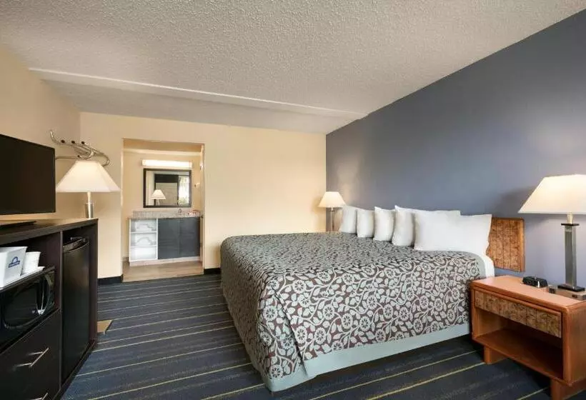اتاق استاندارد با تخت بزرگ برای معلولان, Days Inn By Wyndham Clearwater/central