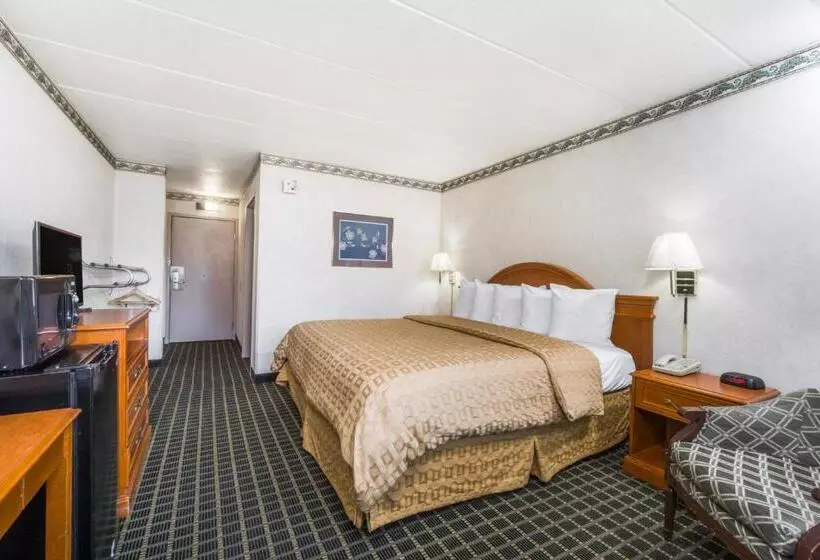 キングサイズベッドのスタンダードルーム, Days Inn By Wyndham Columbus East Airport