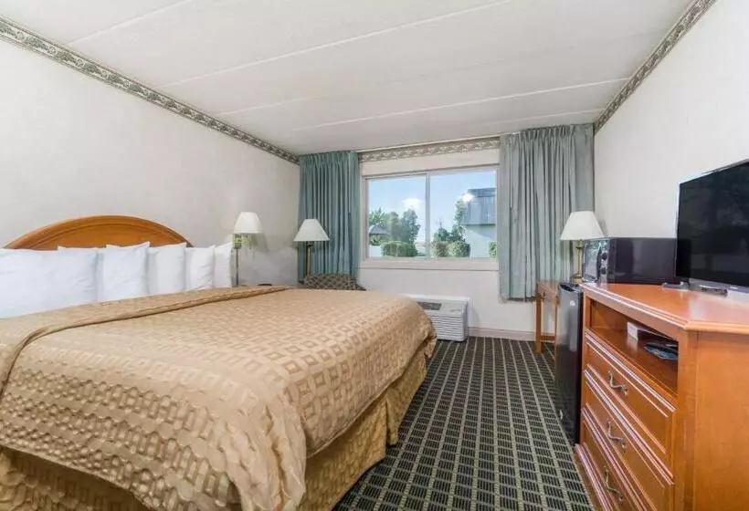 キングサイズベッドのスタンダードルーム, Days Inn By Wyndham Columbus East Airport