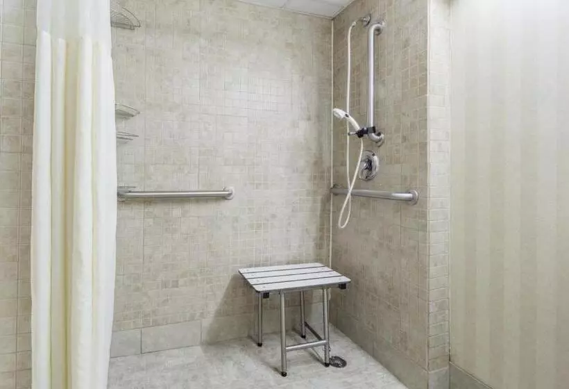 身障者適用スタンダードルーム, Days Inn By Wyndham Columbus East Airport