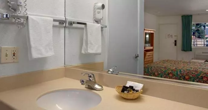 سوئیت با تخت بزرگ, Orange Show Inn