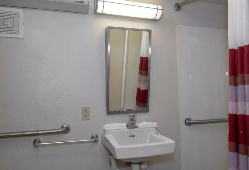 身障者適用キングサイズベッドルーム, Red Roof Inn Washington Dc  Lanham