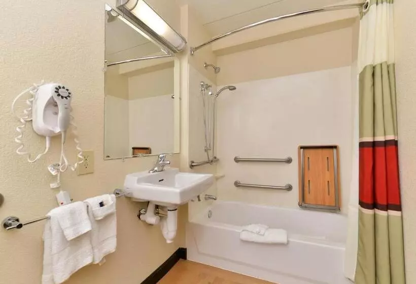身障者適用キングサイズベッドルーム, Red Roof Inn Plus+ Secaucus   Meadowlands