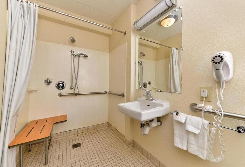 غرفة قياسية لذوى الاحتياجات الخاصة, Red Roof Inn Plus+ Secaucus   Meadowlands