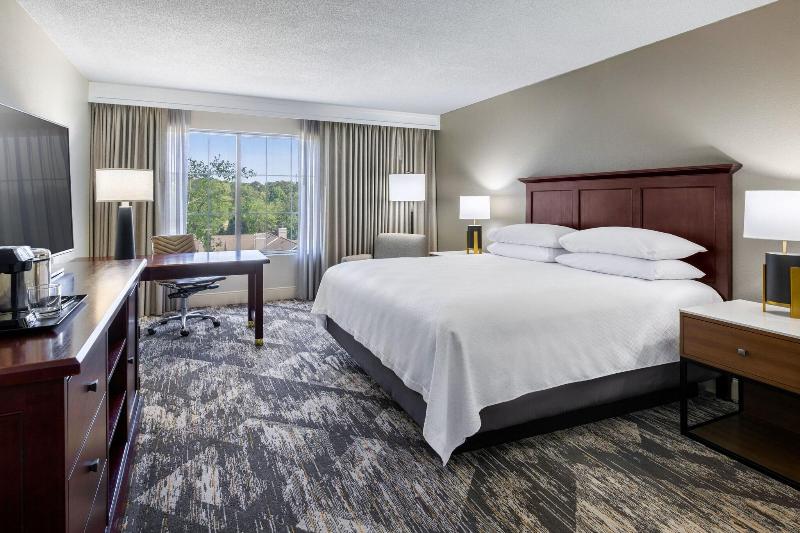 חדר סטנדרט עם מיטת קינג, Sheraton Atlanta Perimeter North