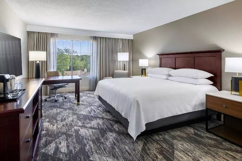 キングサイズベッドのスタンダードルーム, Sheraton Atlanta Perimeter North