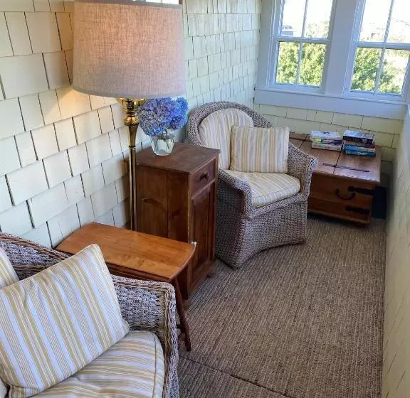 سوئیت با تخت بزرگ, Cliff Lodge