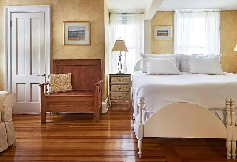سوئیت با تخت بزرگ, Cliff Lodge
