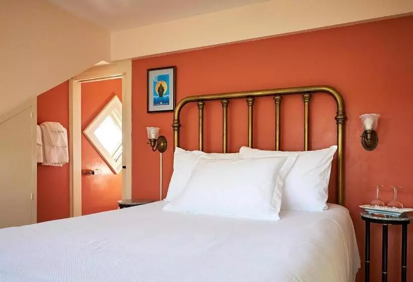 اتاق لوکس, Cliff Lodge