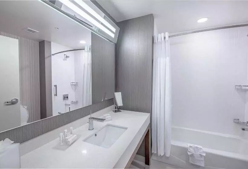 クイーンサイズベッドのスタンダードルーム, Courtyard By Marriott Toledo West