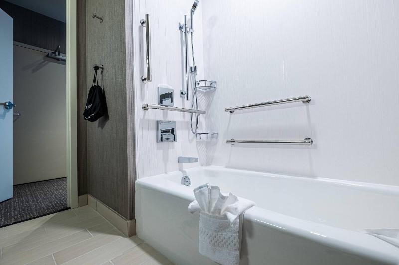 带特大床的标准间, Courtyard By Marriott Toledo West