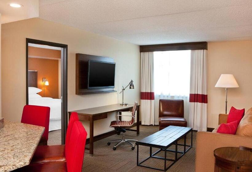 Люкс Кровать Кинг, Four Points By Sheraton Saginaw