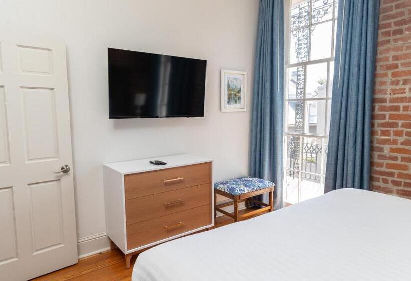 디럭스 스위트 킹 침대, Inn On St. Peter, A French Quarter Guest Houses Property